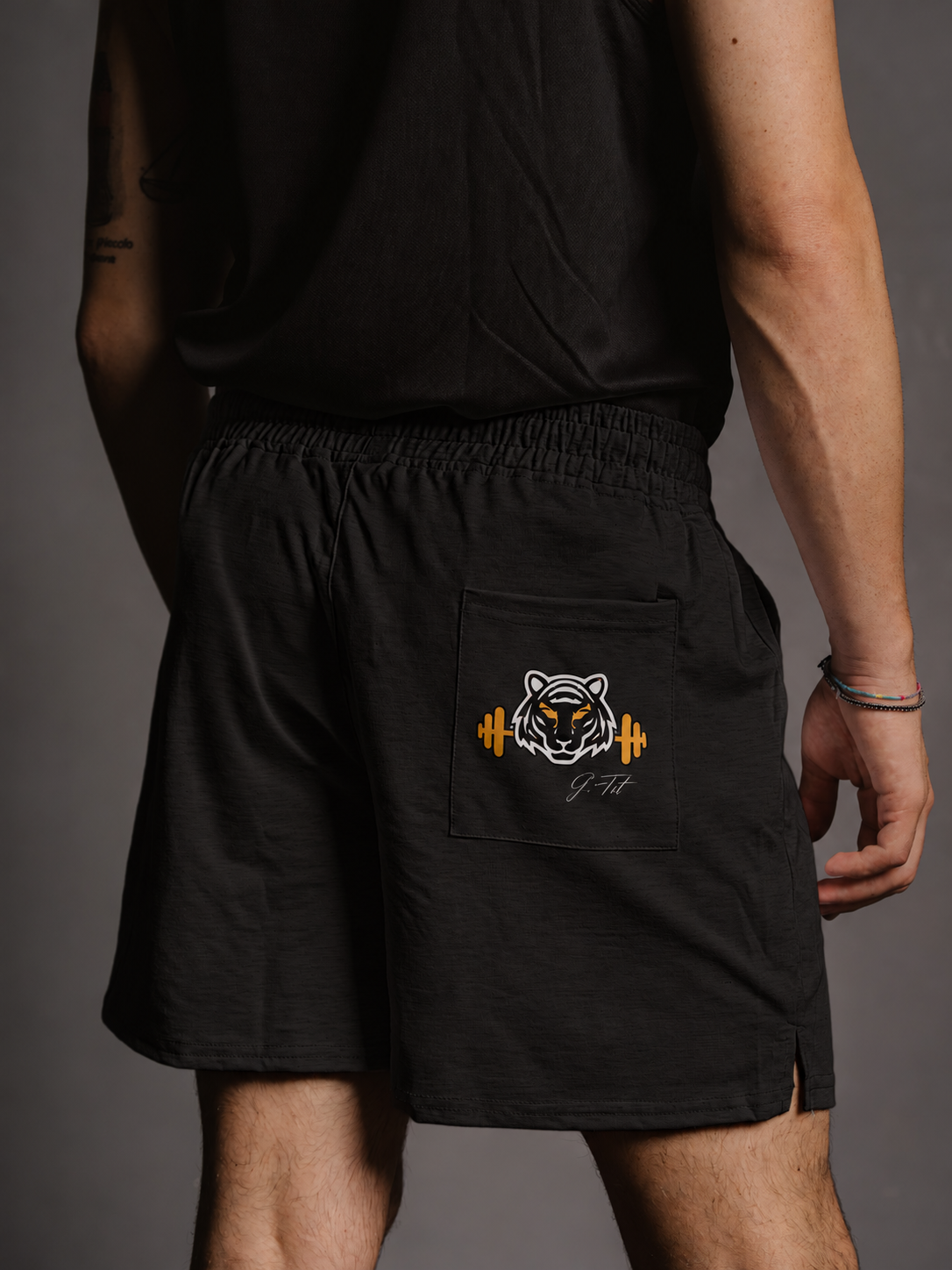BLACK ESSENTIAL SHORT