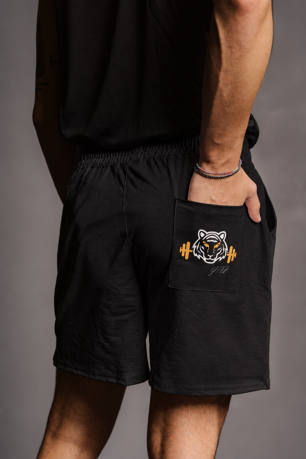 BLACK ESSENTIAL SHORT