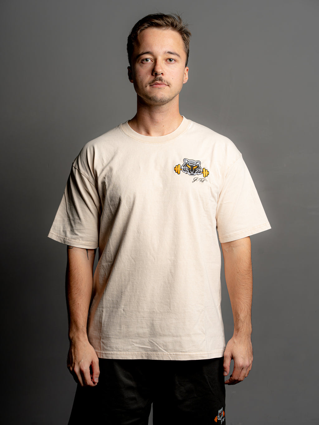 BEIGE STREET OVER T-SHIRT