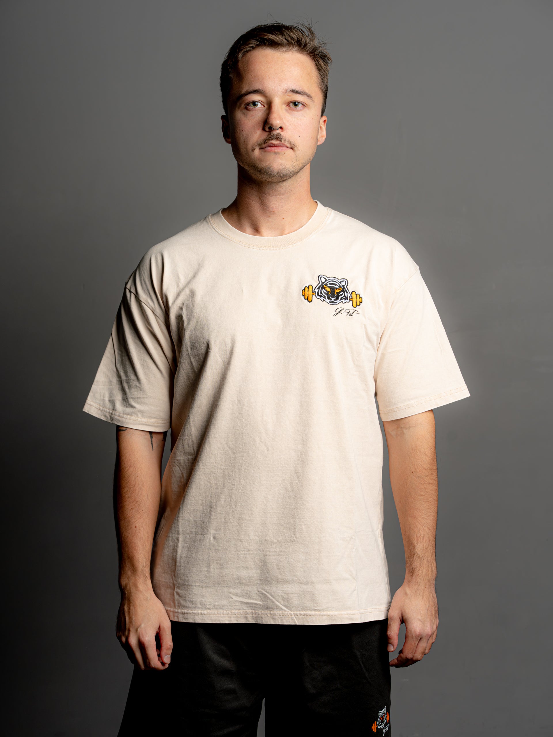 BEIGE STREET OVER T-SHIRT