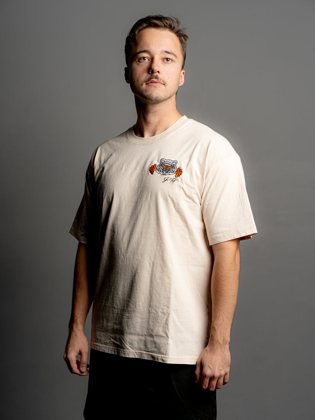 BEIGE STREET OVER T-SHIRT