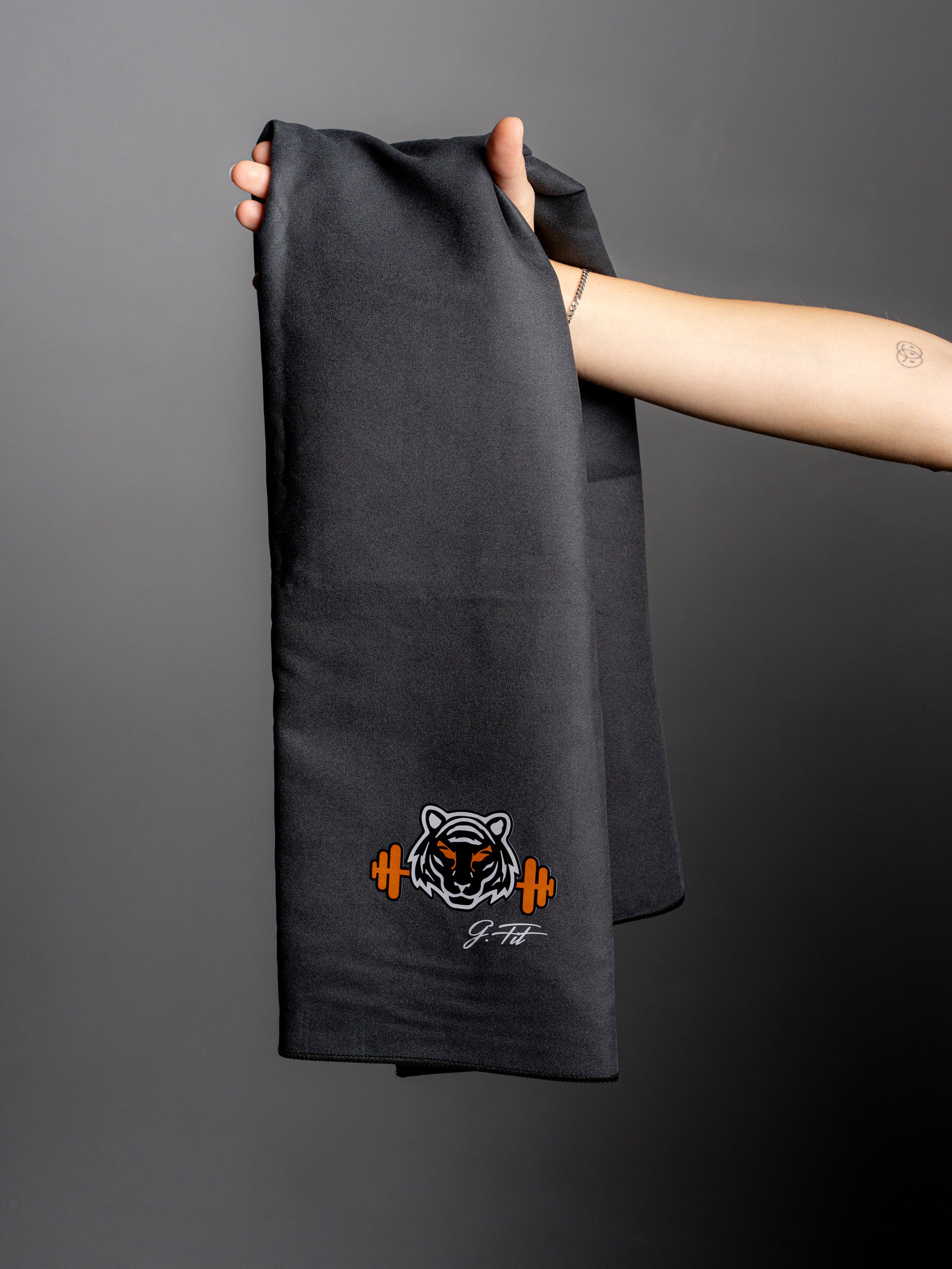 BLACK MICROFIBER TOWEL