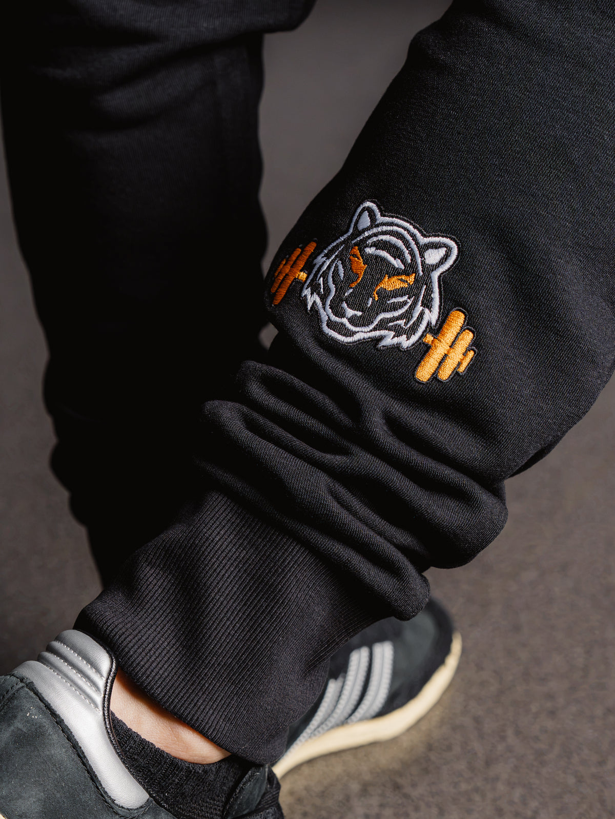 PANTALONE TUTA CON TIGRE RICAMATA - UOMO